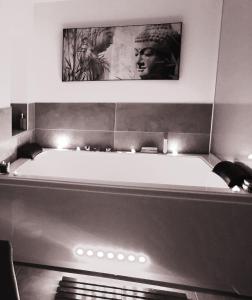 Bernis的住宿－Elle & Lui en Jacuzzi，墙上的浴缸