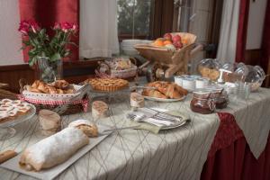 - une table avec un buffet de plats dans l'établissement Garni Le Prealpi, à Ledro