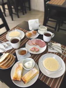 スーズダリにあるGuest House Tsaredvoryeのテーブル(朝食用の食品、コーヒー付)