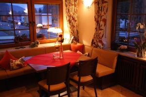 Hotel-Landgasthaus Ständenhof في Ruppertsweiler: غرفة طعام مع طاولة وكراسي وأريكة