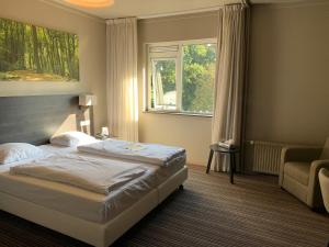 een hotelkamer met een bed en een raam bij Fletcher Hotel-Restaurant Het Witte Huis in Amersfoort