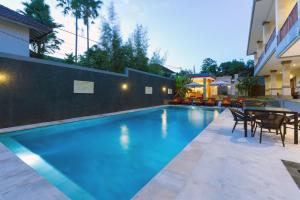 Bazén v ubytování Kubu Petitenget Suite Seminyak nebo v jeho okolí