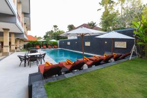 Bazén v ubytování Kubu Petitenget Suite Seminyak nebo v jeho okolí