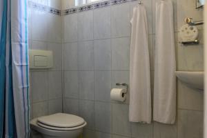 een badkamer met een wit toilet en een wastafel bij Lavilla Guesthouse in Kopenhagen