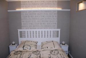 - une chambre avec un lit et un bureau sur le mur dans l'établissement Ferienpark M04-001 Ferienpark, à Heiligenhafen