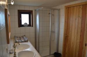 Koupelna v ubytování Averulle vakantiewoning + 17 fotografií