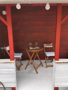 HerkingenにあるBed & Breakfast Herkingen GR5の赤い壁の部屋(テーブル、椅子付)