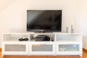 Et tv og/eller underholdning på Großzügige Ferienwohnung für Gruppen und Familien im Raum Bamberg Erlangen