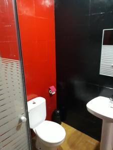 y baño con aseo y lavamanos. en Hostal Mayor, en Alicante