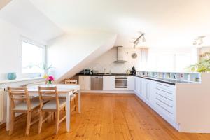 Køkken eller tekøkken på Großzügige Ferienwohnung für Gruppen und Familien im Raum Bamberg Erlangen