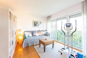 En eller flere senge i et værelse på Großzügige Ferienwohnung für Gruppen und Familien im Raum Bamberg Erlangen