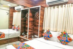 Hotel Radana Vashi Navimumbai客房内的一张或多张床位