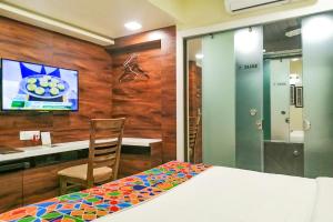 Hotel Radana Vashi Navimumbai的电视和/或娱乐中心
