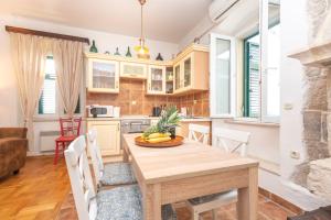 Kuchyň nebo kuchyňský kout v ubytování Antique beautiful apartment in center with terrace & sea view
