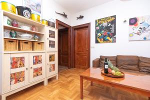 Posezení v ubytování Antique beautiful apartment in center with terrace & sea view