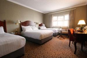Llit o llits en una habitació de Seven Oaks Hotel