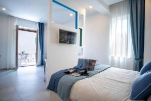 una camera con un letto in una stanza con una finestra di LEONE ROSSO APARTMENTs a Sorrento