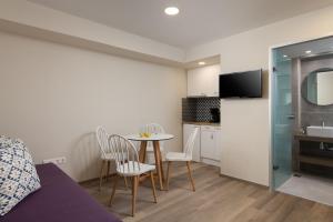 Televízia a/alebo spoločenská miestnosť v ubytovaní Bio Suites Hotel & Spa
