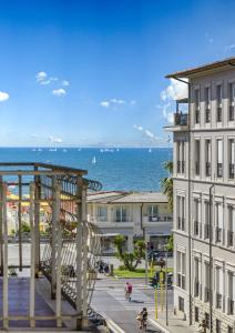 widok na ocean z budynku w obiekcie City Hotel w Viareggio