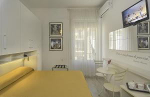 Pokój z żółtym stołem i jadalnią w obiekcie City Hotel w Viareggio
