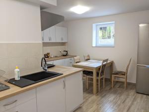 Kuchyň nebo kuchyňský kout v ubytování H2U LUX Hostel Dla Ciebie
