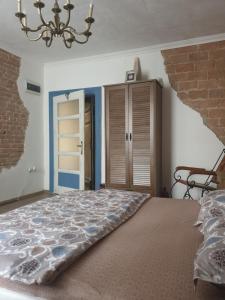錫比烏的住宿－VintageTrib，一间卧室配有一张床和一个吊灯