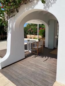 une arche menant à une terrasse avec une table dans l'établissement Es Chalet, à Sant Lluis