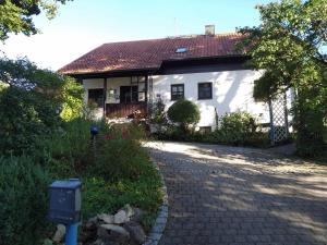 une maison blanche avec une route en briques devant elle dans l'établissement Ferienwohnung Susanne & Georg Guth, à Beilngries