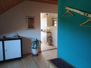 a living room with a plant and a kitchen at Ferienwohnung Susanne & Georg Guth in Beilngries