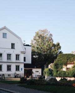 un edificio blanco junto a una casa blanca en Kalk Hotel, en Visby