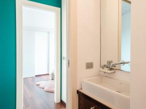 A bathroom at The Best Rent - Bright two rooms apartment near Cattolica University
