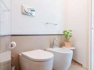 A bathroom at The Best Rent - Bright two rooms apartment near Cattolica University