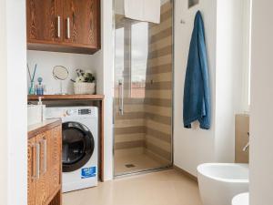 A bathroom at The Best Rent - Bright two rooms apartment near Cattolica University