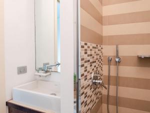 A bathroom at The Best Rent - Bright two rooms apartment near Cattolica University