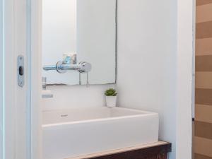 A bathroom at The Best Rent - Bright two rooms apartment near Cattolica University