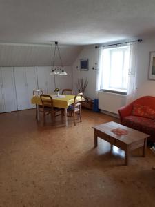 ein Wohnzimmer mit einem Tisch und einem Sofa in der Unterkunft Ferienwohnung Agnes in Nonnweiler