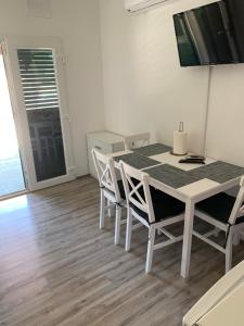 Televízia a/alebo spoločenská miestnosť v ubytovaní Sunny Side Apartments