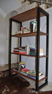un estante de libros con libros y libros. en Hamilton Urban Farm Guest House, en Pietermaritzburg