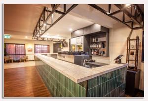uma grande cozinha com um balcão longo num quarto em Mia Mia House in the Desert em Newman