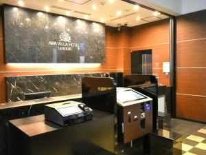 una sala de espera con caja registradora y teléfono en APA Hotel Akasaka-Mitsuke, en Tokio