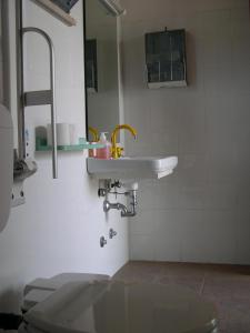 Salle de bains dans l'établissement Centro Ferie Salvatore