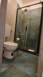 un baño con inodoro y ducha en Casale 7- Navigli Cozy Studio perfect x2!, en Milán 8 fotos más