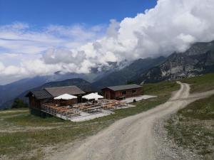 un camino de tierra al lado de un edificio en una montaña en B&B La Locanda del Colle e ristorante, en Limone Piemonte