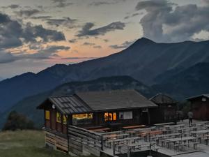 ein Haus mit einem Berg im Hintergrund in der Unterkunft B&B La Locanda del Colle e ristorante in Limone Piemonte