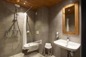 Koupelna v ubytování Moontain Hostel + 28 fotografií