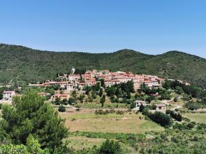 uma aldeia ao lado de uma montanha em Studio les trois chemins em Cucugnan