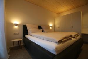 1 dormitorio con 1 cama grande con sábanas blancas en Birkenhäusle Trautmannshofen, en Lauterhofen