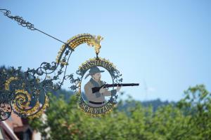 a sign with a picture of a man holding a gun at Hotel Gasthaus Schützen in Freiburg im Breisgau