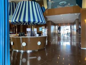 un ristorante con soffitto a strisce blu e bianco di JR Hotels Bari Grande Albergo delle Nazioni a Bari