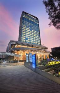 duży budynek z znakiem przed nim w obiekcie ASTON Kartika Grogol Hotel & Conference Center w Dżakarcie